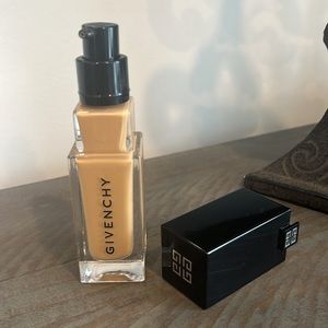 Givenchy Prisme Libre Skin-Caring Glow Foundation 4-W307